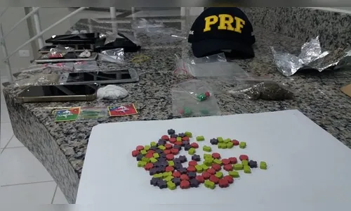 PRF apreende ecstasy, LSD e maconha em ônibus que levava jovens de Mandaguari para festa rave