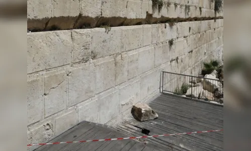 
							Pedra de 100 quilos cai do Muro das Lamentações em Jerusalém; veja vídeo
						
						