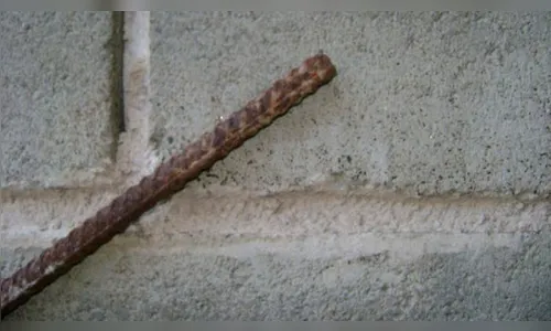 Homem agride esposa com barra de ferro após ela o encontrar em bar