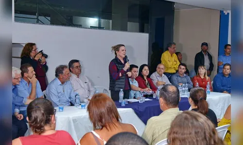 Gleisi Hoffmann presta contas do mandato e defende candidatura de Lula