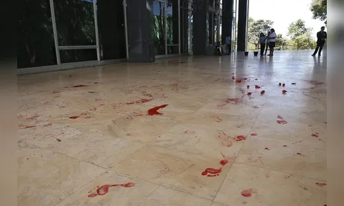 Manifestantes jogam tinta na entrada do STF e pedem liberdade de Lula