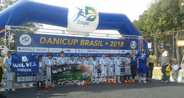 Os jogadores do time sub-9 do Country Club Soccer, de Apucarana, recebem premiação na Dani Cup - Foto: Divulgação