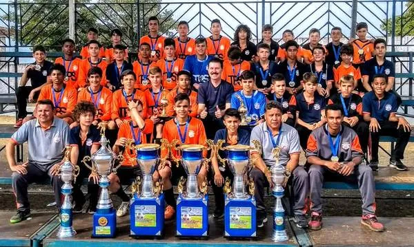 O Esporte Clube Laranja Mecânica faturou seis troféus: conquistas no interior paulista |  Foto: Divulgação