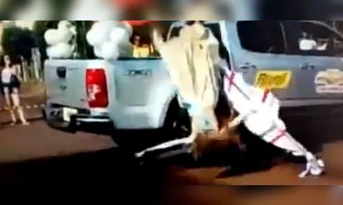 Miss passa mal e cai de veículo durante desfile no oeste do Paraná; veja o vídeo