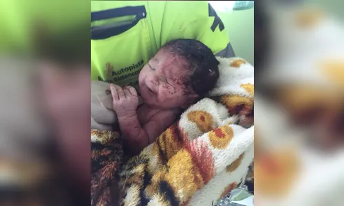 Bebê nasce após mãe ser arremessada de caminhão em grave acidente