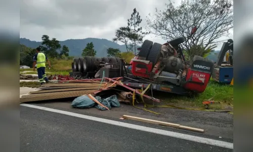 
							Bebê nasce após mãe ser arremessada de caminhão em grave acidente
						
						