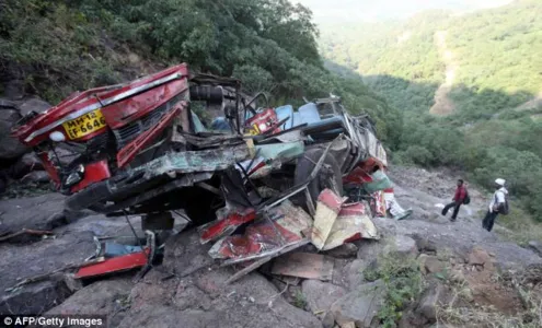 Ônibus despenca em precipício e pelo menos 30 pessoas morrem - Foto: AFP/Getty Images