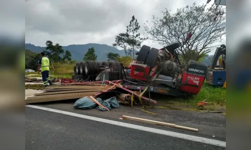 
							Motorista de caminhão deu carona para mãe de bebê que nasceu após acidente, afirma polícia
						
						