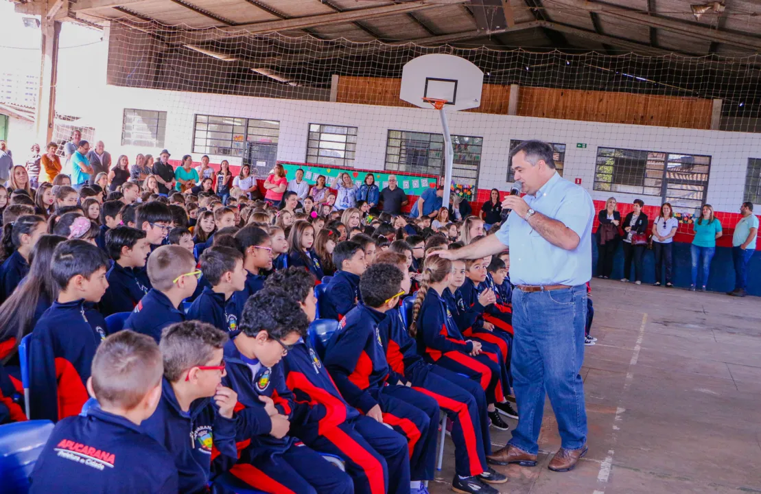 Prefeitura de Apucarana entrega uniformes para 11.645 alunos da rede municipal - Foto: Divulgação/Profeta