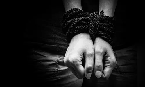 Quadrilha armada assalta residência, agride e amarra família