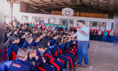 Prefeitura de Apucarana entrega uniformes para 11.645 alunos da rede municipal