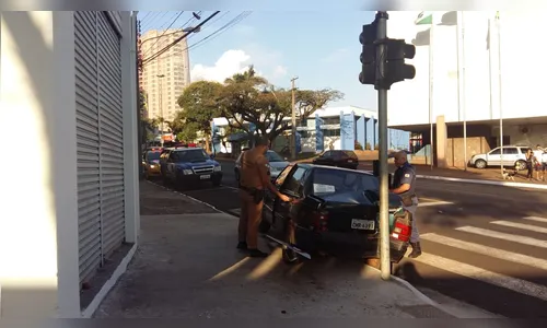 Carro desce avenida desgovernado de ré e bate contra poste em Apucarana