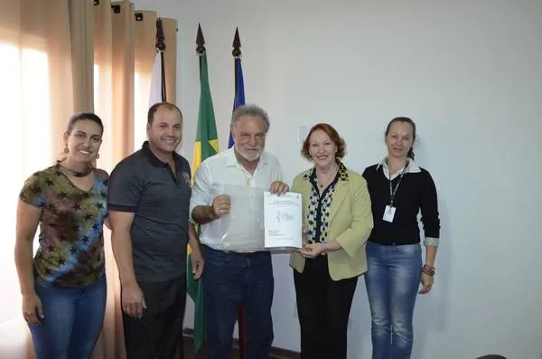 Miriane Souza, Rivelino José de Souza, prefeito Paulo Wilson Mendes, a chefe do NRE, Maria Onide e Patrícia Marchi, na oficialização da fase regional do Bom de Bola em Califórnia - Foto: Divulgação