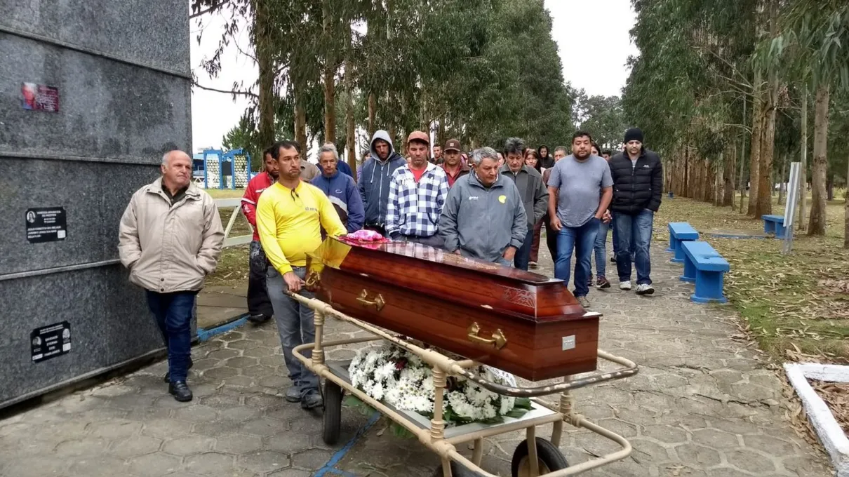Corpo da jovem foi sepultado no Cemitério Pedro Fuss, em São José dos Pinhais (Foto: Reprodução/Tarcísio Silveira/RPC