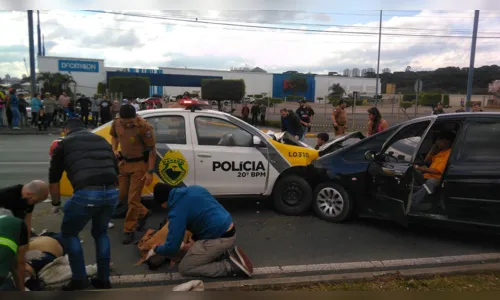 
							Viatura da PM atropela e mata pedestres em ponto de ônibus no PR
						
						