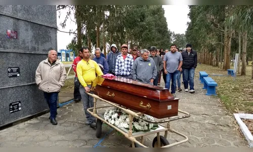 Corpo de jovem que deu à luz e morreu logo após acidente é sepultado em São José dos Pinhais