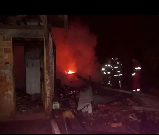 Incêndio destrói casa e deixa família desabrigada em Apucarana​ - Foto: Colaboração