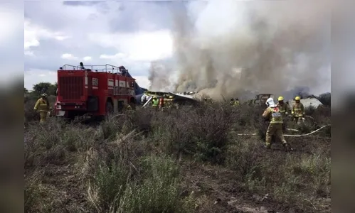 Os 103 ocupantes do avião que caiu no México estão vivos, diz empresa