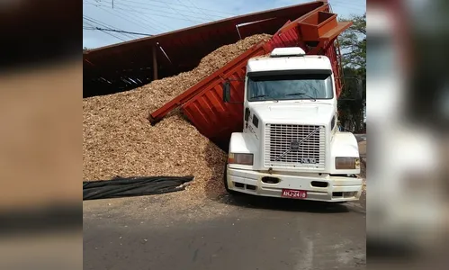   Carreta carregada de pó de serra tomba em Jandaia do Sul