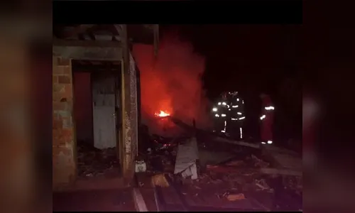 Incêndio destrói casa e deixa família desabrigada em Apucarana