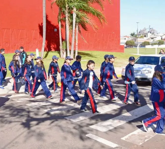 Saber onde atravessar ruas com e sem faixa de pedestre é uma das lições do projeto - Foto: Delair Garcia