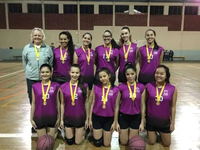 O time feminino de basquete do Colégio Platão estreia neste sábado à tarde - Foto: Divulgação