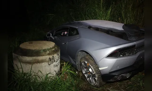 Condutor de veículo de luxo bate contra poste e vai parar em fundo de vale 