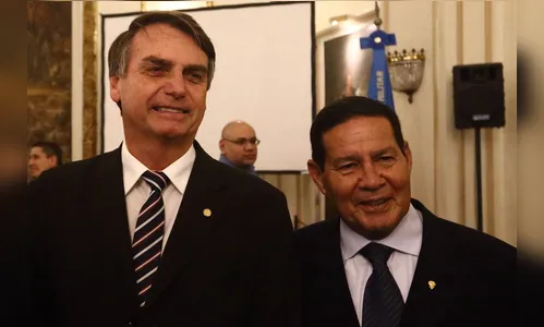 Jair Bolsonaro anuncia general Mourão como vice