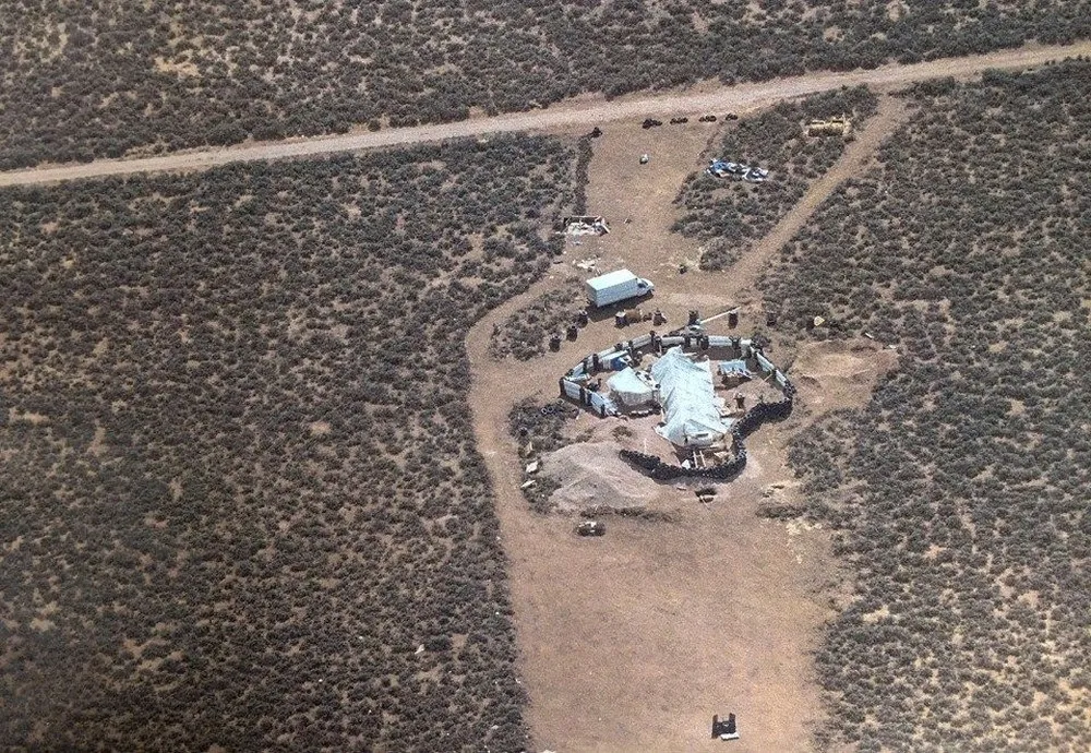 Crianças foram encontradas em uma espécie de barraco improvisado no meio do deserto no Novo México (Foto: Handout/Taos County Sheriff's Office/AFP)