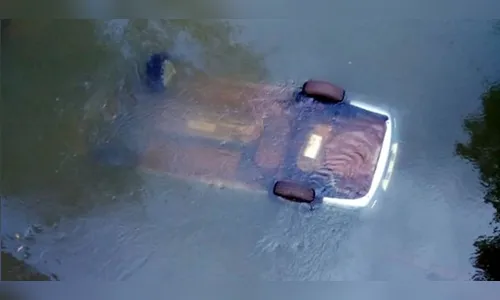 Cinco pessoas que iam para jogo de futebol morrem após veículo cair de ponte