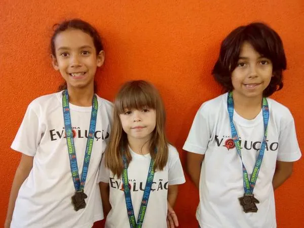 Rebeca, Maria Augusta e Thiago, da Escola Evolução, receberam medalhas em prova de Maringá - Foto: Divulgação