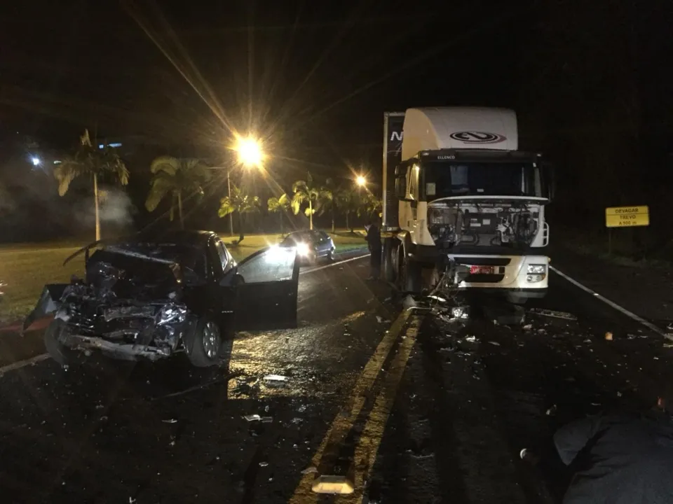 Caminhão e carro batem de frente na BR-376, em Jandaia do Sul, e motorista fica gravemente ferido - Foto: Reprodução/whatsapp