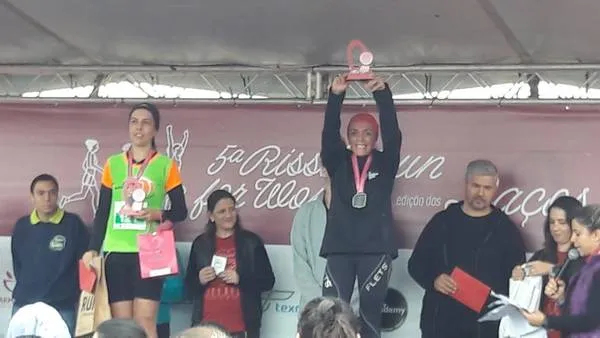 A atleta Rosiane Cristina Bolonhezi subiu no pódio na prova realizada neste domingo em Londrina - Foto: Divulgação