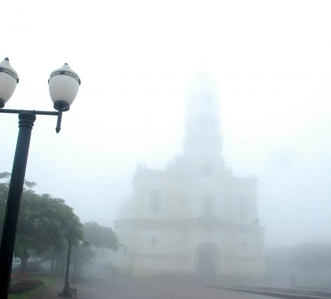 A Catedral Nossa Senhora de Lourdes, na área central de Apucarana voltou a ficar coberta pela neblina - Foto: Luiz Demétrio/TNONLINE