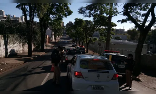 PM notifica motoristas e apreende veículos durante operação em Apucarana