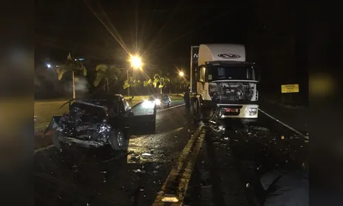 Caminhão e carro batem de frente na BR-376 e motorista fica ferido