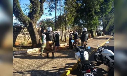 
							PM notifica motoristas e apreende veículos durante operação em Apucarana
						
						