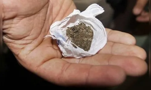 Professora encontra droga na mochila de aluno e chama a polícia