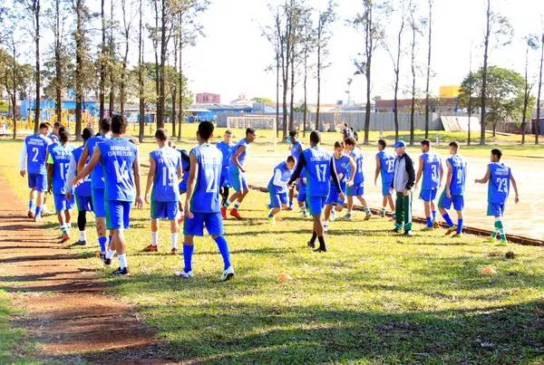 A equipe do Arapongas Esporte Clube vem treinando diariamente no Centro Social Urbano (CSU) - Foto: Divulgação