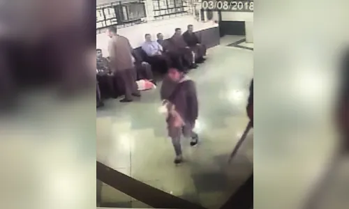 Polícia divulga imagem de mulher que teria abandonado recém-nascida em terminal