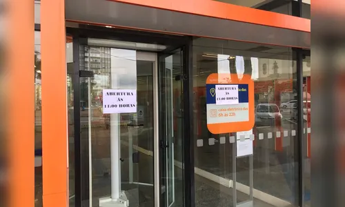 Bancários realizam Dia do Basta e fecham agência no centro de Apucarana