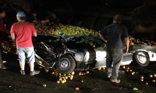 Família de cantora morre após ter carro esmagado por carga de laranja