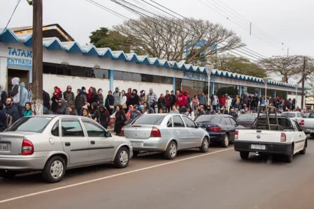 Uma imensa fila de candidatos aos cargos se formou logo no início da manhã - Foto: TNONLINE