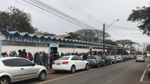 Uma imensa fila de candidatos aos cargos se formou logo no início da manhã - Foto: TNONLINE