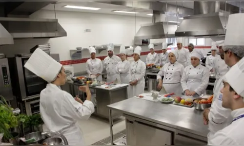 Alunos de Gastronomia da Unicesumar de Apucarana visitam a sede da instituição