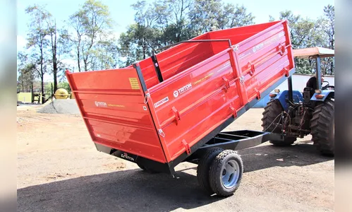 Arapongas recebe carreta agrícola