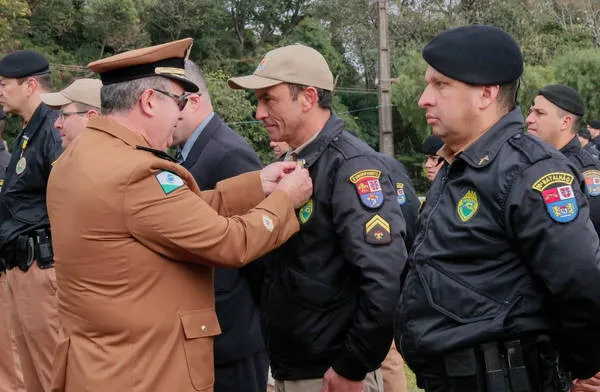 Policiais e Bombeiros de Apucarana recebem medalhas nos 164 anos da PM - Foto: Reprodução