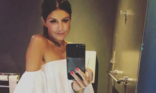 Mãe de três é detida após tomar uma taça de vinho em voo