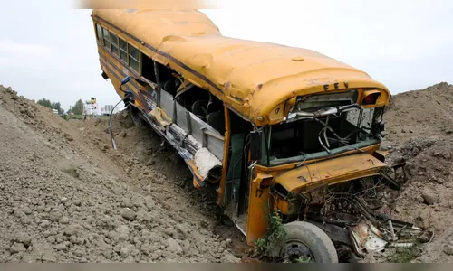 Ônibus cai em abismo e deixa oito mortos no Peru