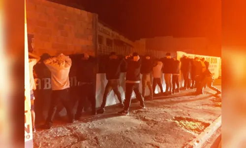 
							PM e GM abordam 43 pessoas e tabacaria e bar sem alvarás são fechados em Apucarana
						
						